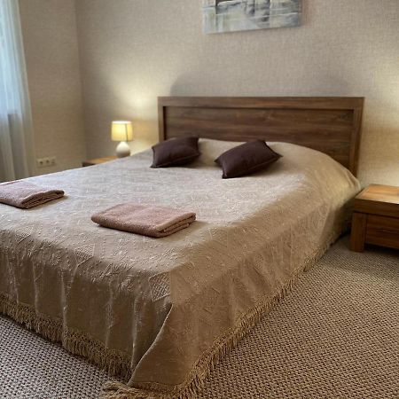 Family Lux Apartment Lviv Extérieur photo