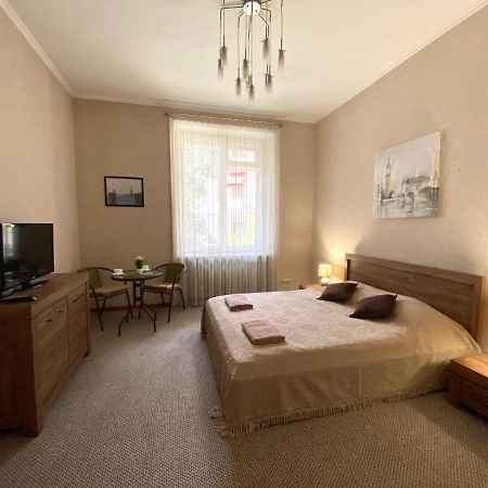 Family Lux Apartment Lviv Extérieur photo