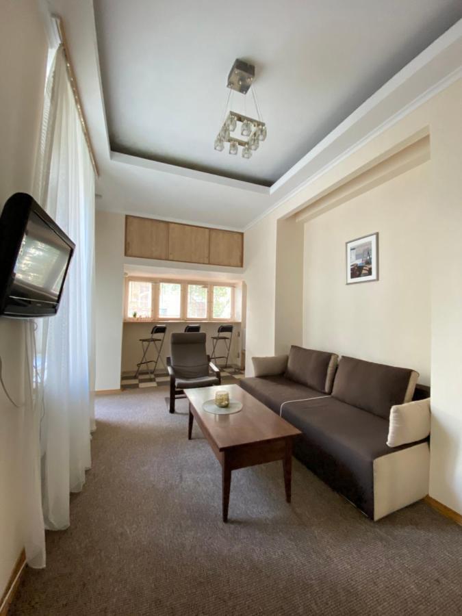 Family Lux Apartment Lviv Extérieur photo