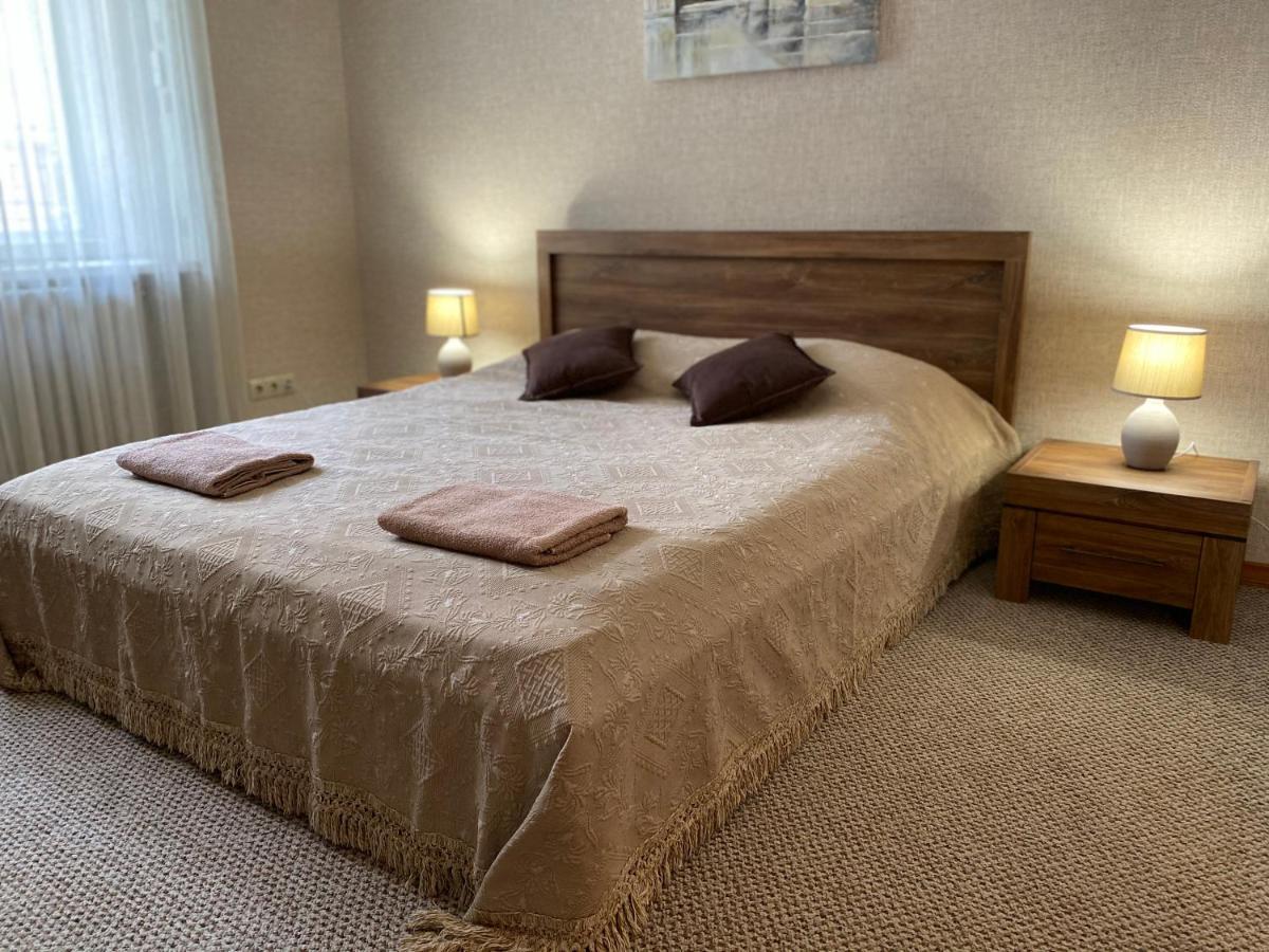 Family Lux Apartment Lviv Extérieur photo