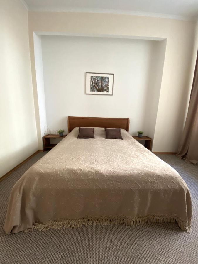 Family Lux Apartment Lviv Extérieur photo