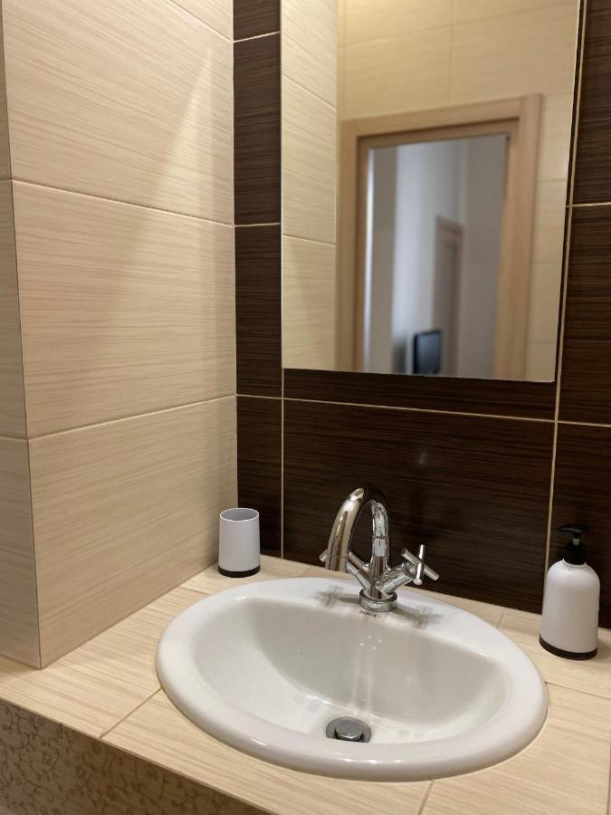 Family Lux Apartment Lviv Extérieur photo