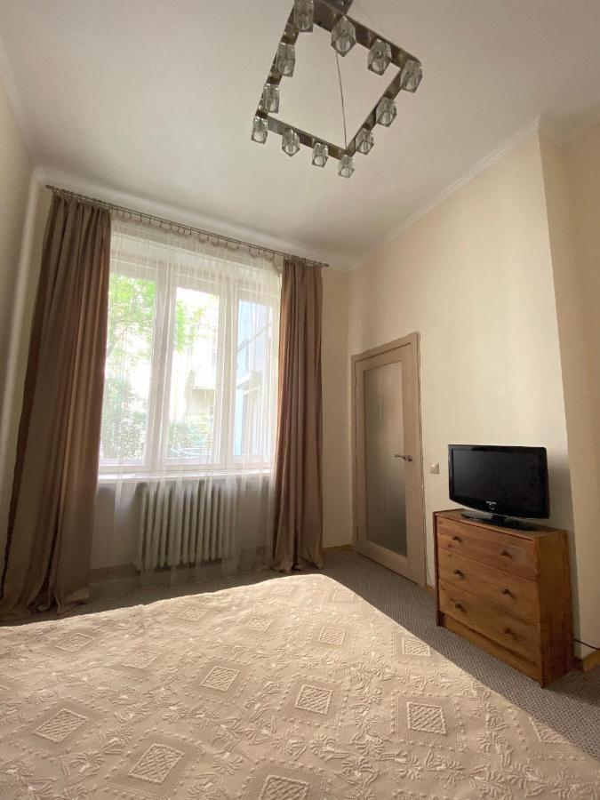 Family Lux Apartment Lviv Extérieur photo