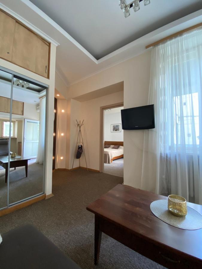 Family Lux Apartment Lviv Extérieur photo